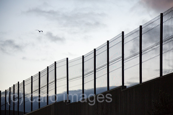Grossbritannien, Nordirland, Belfast - Katholischer Teil von West Belfast, der Peace Wall teilt Stadtteil nach Konfession