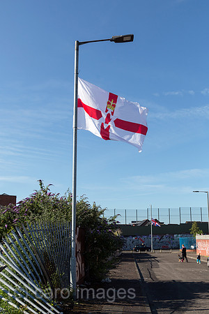 Grossbritannien, Nordirland, Belfast - Protestantischer Teil von West Belfast, Ulster Fahne am Peace Wall, der Stadtteil nach Konfession teilt