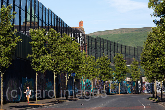 Grossbritannien, Nordirland, Belfast - Protestantischer Teil von West Belfast (Cupar Way), der Peace Wall teilt Stadtteil nach Konfession