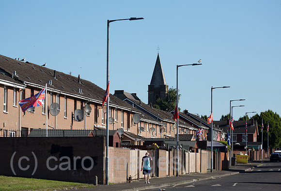 Grossbritannien, Nordirland, Belfast - Protestantischer Teil von West Belfast (Conway Street), mit hohen Mauern geschuetzte Wohnsiedlung aus der heissen Zeit der TROUBLES