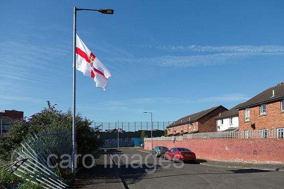 Grossbritannien, Nordirland, Belfast - Protestantischer Teil von West Belfast, der Peace Wall teilt Stadtteil nach Konfession