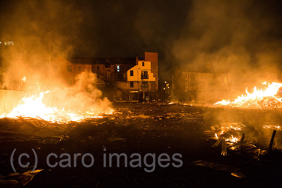 Grossbritannien, Belfast - Verlassenes Bonfire am Orangemen’s Day, protestantischer, jaehrlicher Feiertag zum Gedenken an die Schlacht am Boyne