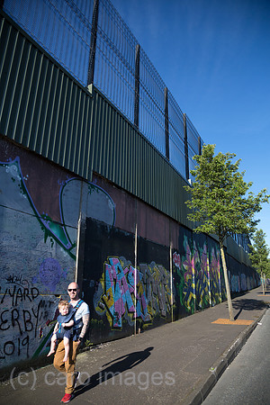 Grossbritannien, Nordirland, Belfast - Protestantischer Teil von West Belfast (Cupar Way), der Peace Wall teilt Stadtteil nach Konfession