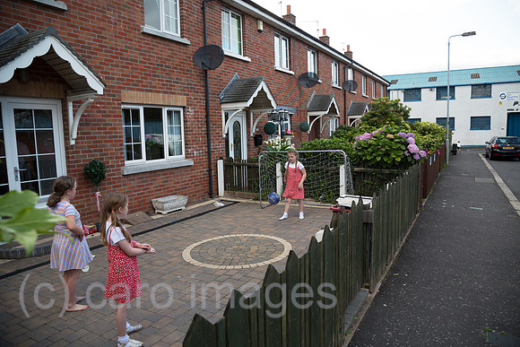 Grossbritannien, Nordirland, Belfast - Maedchen spielen Fussball, Naehe Falls Road, katholisches West Belfast