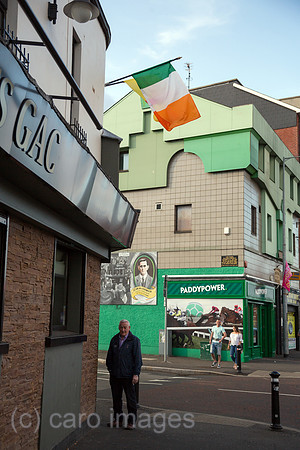 Grossbritannien, Nordirland, Belfast - Irish Pub mit irischer Fahne, Falls Road, katholisches West Belfast