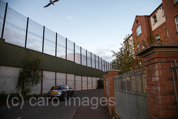 Grossbritannien, Nordirland, Belfast - Katholischer Teil von West Belfast, der Peace Wall teilt Stadtteil nach Konfession
