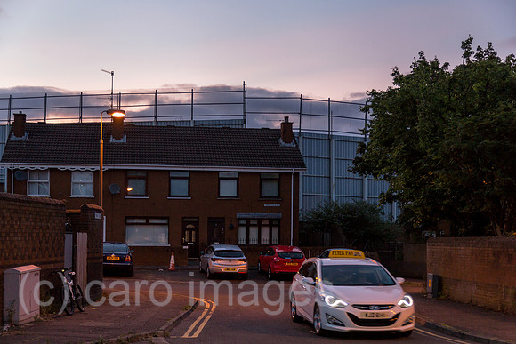 Grossbritannien, Nordirland, Belfast - Seitenstrasse der Falls Road, hinten der Peace Wall, katholisches West Belfast