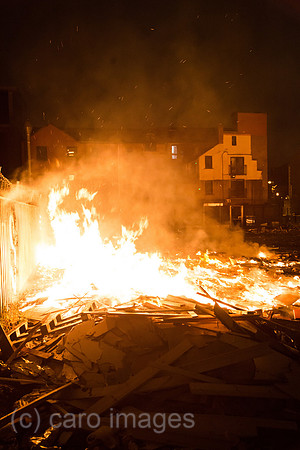 Grossbritannien, Belfast - Verlassenes Bonfire am Orangemen’s Day, protestantischer, jaehrlicher Feiertag zum Gedenken an die Schlacht am Boyne