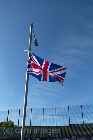Grossbritannien, Nordirland, Belfast - Protestantischer Teil von West Belfast, Union Jack am Peace Wall, der Stadtteil nach Konfession teilt