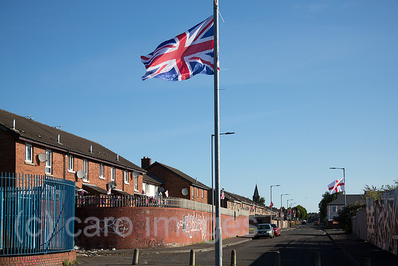 Grossbritannien, Nordirland, Belfast - Protestantischer Teil von West Belfast (Conway Street), mit hohen Mauern geschuetzte Wohnsiedlung aus der heissen Zeit der TROUBLES
