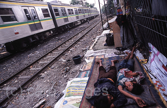 Jakarta, Indonesien, Menschen schlafen in einem Elendsviertel entlang der Bahnschienen