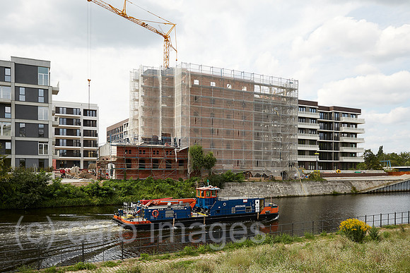 Berlin, Deutschland - Neubauten von Wohnhaeusern am Spandauer Schifffahrtskanal in Berlin-Mitte.