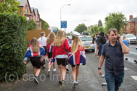 Grossbritannien, Belfast - Maedchen mit Union Jacks am Orangemens Day, protestantischer, jaehrlicher Feiertag zum Gedenken an die Schlacht am Boyne