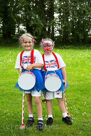 Grossbritannien, Belfast - Zwei Maedchen in Union Jack am Orangemens Day, protestantischer, jaehrlicher Feiertag zum Gedenken an die Schlacht am Boyne