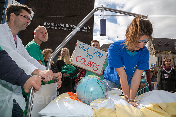 Deutschland, Bremen - fridays for future - Demonstration, Krankenhauspersonal hat den Patienten Erde zur Reanimation ins Bett gelegt