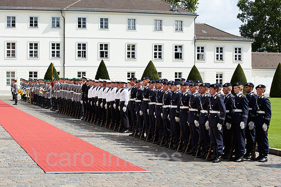 Berlin, Deutschland - Das Stabsmusikkorps und Soldaten des Wachbatallions im Ehrenhof von Schloss Bellevue.