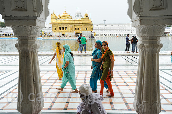 Amritsar, Indien, Glaeubige Sikhs am Heiligtum Goldener Tempel
