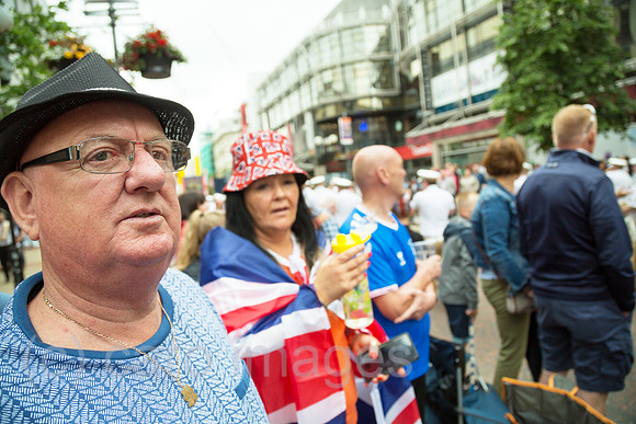Grossbritannien, Belfast - Zuschauer beim Orangemens Day, protestantischer, politisch aufgeladener jaehrlicher Feiertag zum Gedenken an die Schlacht am Boyne