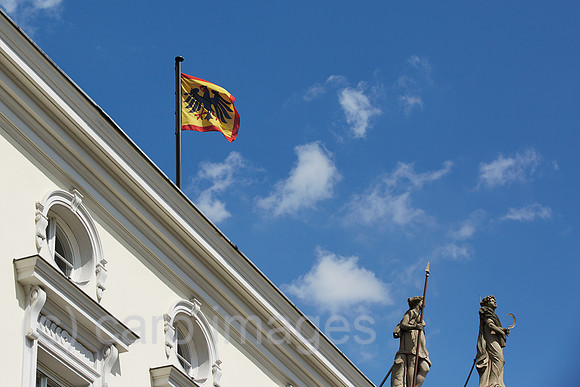 Berlin, Deutschland - Die Standarte des Bundespraesidenten am Schloss Bellevue.