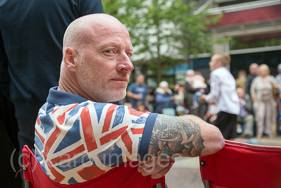 Grossbritannien, Belfast - Zuschauer beim Orangemens Day, protestantischer, politisch aufgeladener jaehrlicher Feiertag zum Gedenken an die Schlacht am Boyne