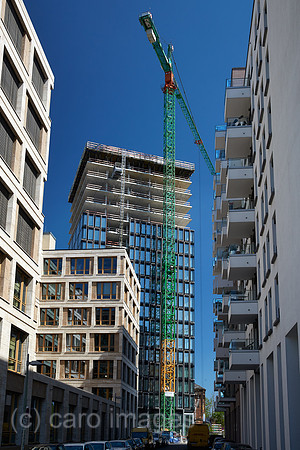 Berlin, Deutschland - Buerohochhaus Spreeturm mit Neubauten am Ostbahnhof in Berlin-Friedrichshain.