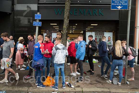 Grossbritannien, Belfast - Junge Zuschauer beim Orangemens Day, protestantischer, politisch aufgeladener jaehrlicher Feiertag zum Gedenken an die Schlacht am Boyne
