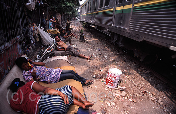 Jakarta, Indonesien, Menschen in einem Elendsviertel entlang der Bahnschienen