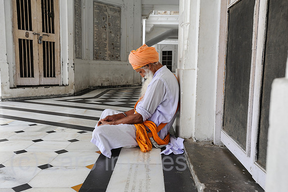 Amritsar, Indien, Glaeubiger Sikh am Heiligtum Goldener Tempel