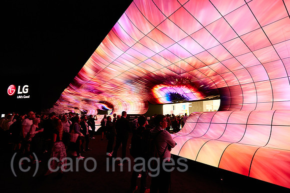 Berlin, Deutschland - LG stellt flexible Flachbildschirme mit OLED R-Technik in einer riesigen Installation zur IFA.