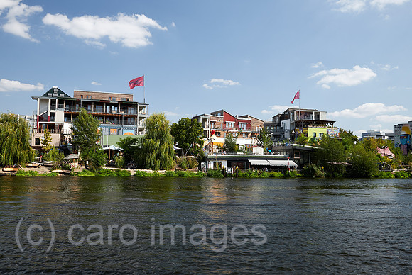 Berlin, Deutschland - Blick ueber die Spree zum Holzmarkt in Berlin-Friedrichshain.
