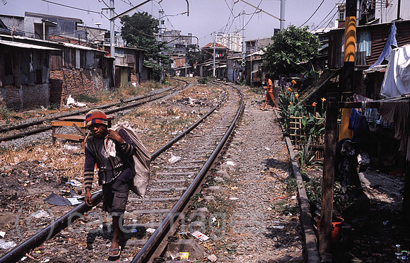 Jakarta, Indonesien, Muellsammler im Elendsviertel entlang der Bahnschienen in Senen
