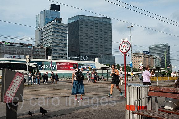 Wien, Oesterreich, Strassenszene am Schwedenplatz im Stadtzentrum