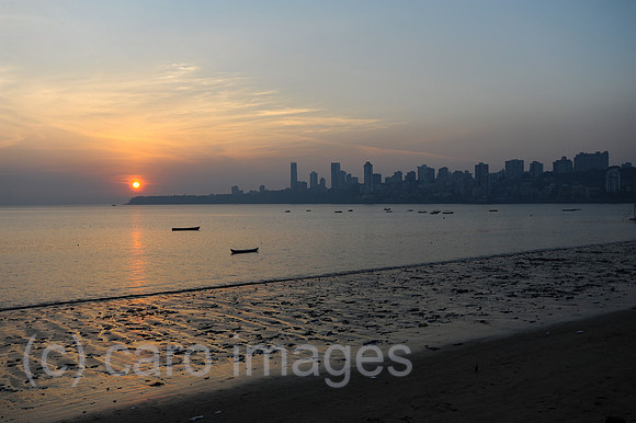 Mumbai, Indien, Sonnenuntergang am Chowpatty Strand entlang Marine Drive