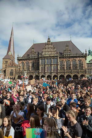 Deutschland, Bremen - fridays for future - Demonstration Schlusskundgebung auf den Marktplatz, hinten das Rathaus