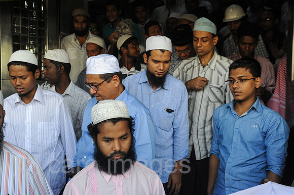 Yangon, Myanmar, Muslime verlassen nach Freitagsgebet Moschee