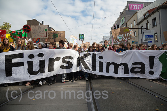 Deutschland, Bremen - fridays for future - Demonstration mit ueber 30.000 Teilnehmern