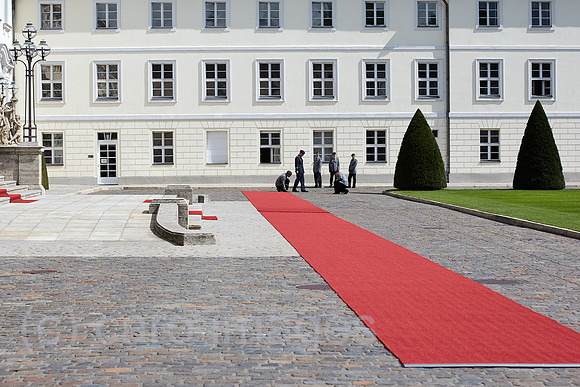 Berlin, Deutschland - Vorbereitungen fuer einen Staatsbesuch im  Ehrenhof von Schloss Bellevue.