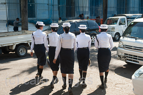Yangon, Myanmar, Verkehrspolizistinnen in Uniform