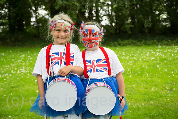 Grossbritannien, Belfast - Zwei Maedchen in Union Jack am Orangemens Day, protestantischer, jaehrlicher Feiertag zum Gedenken an die Schlacht am Boyne