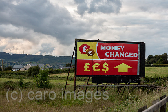 Irland, Dundalk - Werbung fuer Wechselstube -money exchanged- direkt auf der irischen Grenze an einer Landtrasse Richtung Belfast