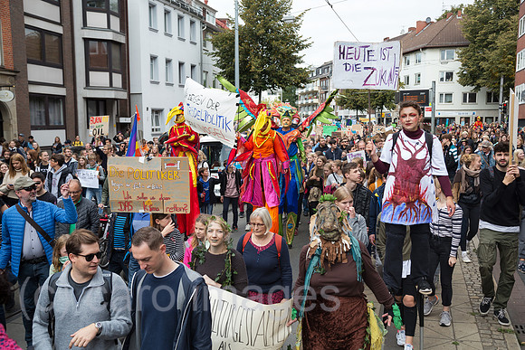 Deutschland, Bremen - fridays for future - Demonstration, erwachsene als Paradiesvoegel verkleidete Teilnehmer auf Stelzen
