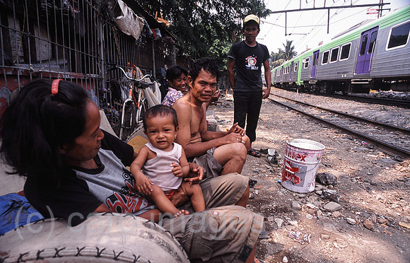 Jakarta, Indonesien, Menschen in einem Elendsviertel entlang der Bahnschienen