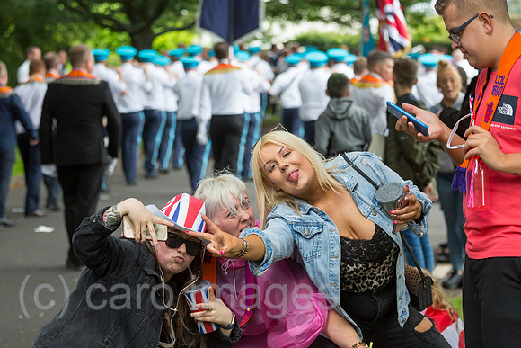 Grossbritannien, Belfast - Junge Zuschauer beim Orangemens Day, protestantischer, politisch aufgeladener jaehrlicher Feiertag zum Gedenken an die Schlacht am Boyne