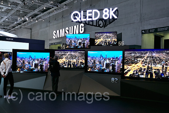 Berlin, Deutschland - SAMSUNGs neue Flachbildschirmfernseher mit QLED und 8K Aufloesung auf der IFA.