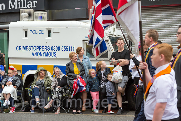 Grossbritannien, Belfast - Zuschauer beim Orangemens Day, protestantischer, politisch aufgeladener jaehrlicher Feiertag zum Gedenken an die Schlacht am Boyne