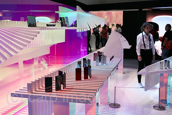 Berlin, Deutschland - SAMSUNG zeigt Mobilfunkgeraete aus allen Kategorien zur IFA vor.