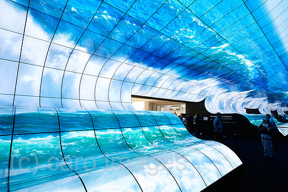 Berlin, Deutschland - LG stellt flexible Flachbildschirme mit OLED R-Technik in einer riesigen Installation zur IFA.