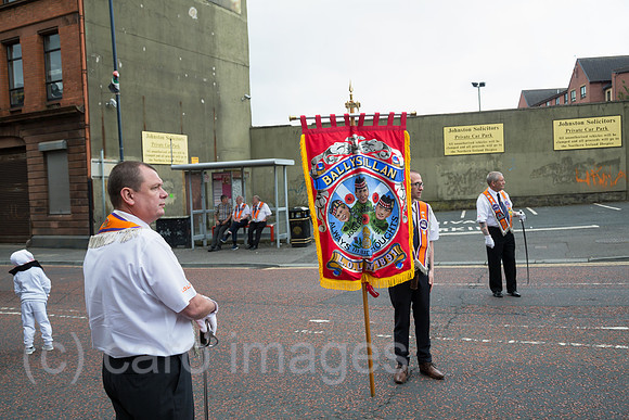 Grossbritannien, Belfast - Unterbrechung bei der Parade am Orangemens Day, protestantischer, politisch aufgeladener jaehrlicher Feiertag, Gedenken Schlacht am Boyne