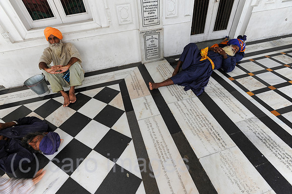 Amritsar, Indien, Glaeubige Sikhs am Heiligtum Goldener Tempel