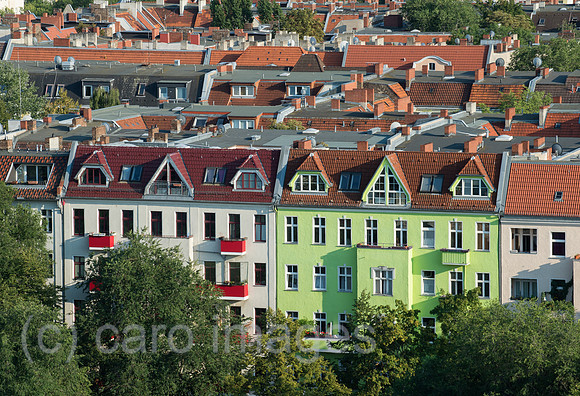 Stadtlandschaft mit Gruenderzeitbauten im Sprengelkiez in Berlin-Mitte.